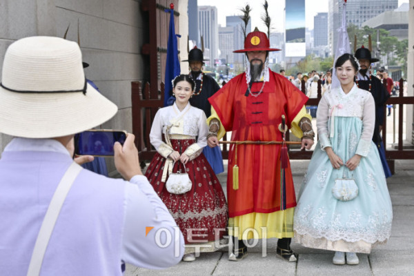 ▲추석 연휴를 앞둔 29일 서울 종로구 경복궁 일대에서 한복을 입은 외국인 관광객들이 즐거운 시간을 보내고 있다. 조현호 기자 hyunho@