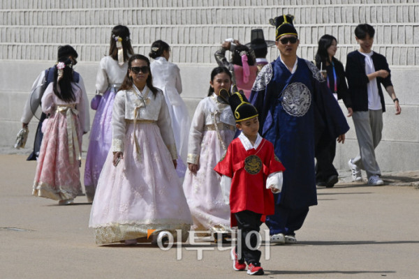 ▲추석 연휴를 앞둔 29일 서울 종로구 경복궁 일대에서 한복을 입은 외국인 관광객들이 즐거운 시간을 보내고 있다. 조현호 기자 hyunho@