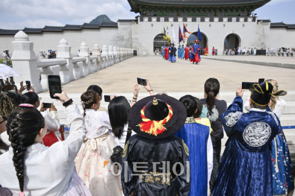▲추석 연휴를 앞둔 29일 서울 종로구 경복궁 일대에서 한복을 입은 외국인 관광객들이 광화문 파수의식을 관람하고 있다. 조현호 기자 hyunho@