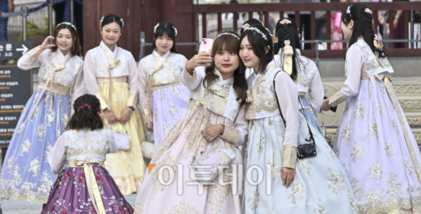 ▲추석 연휴를 앞둔 29일 서울 종로구 경복궁 일대에서 한복을 입은 외국인 관광객들이 즐거운 시간을 보내고 있다. 조현호 기자 hyunho@