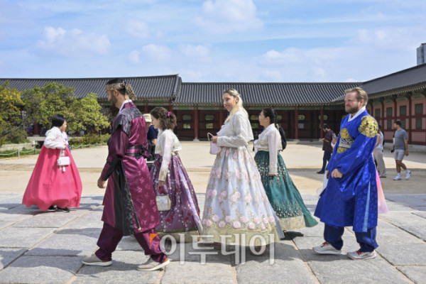 ▲추석 연휴를 앞둔 29일 서울 종로구 경복궁 일대에서 한복을 입은 외국인 관광객들이 즐거운 시간을 보내고 있다. 조현호 기자 hyunho@
