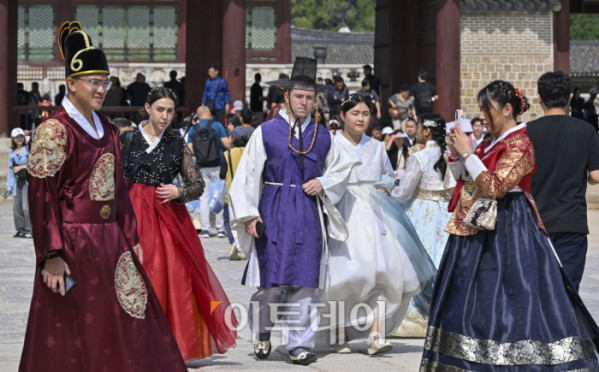 ▲추석 연휴를 앞둔 29일 서울 종로구 경복궁 일대에서 한복을 입은 외국인 관광객들이 즐거운 시간을 보내고 있다. 조현호 기자 hyunho@