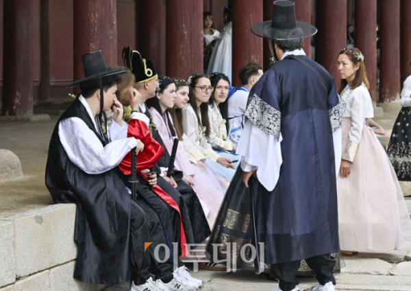 ▲추석 연휴를 앞둔 29일 서울 종로구 경복궁 일대에서 한복을 입은 외국인 관광객들이 즐거운 시간을 보내고 있다. 조현호 기자 hyunho@