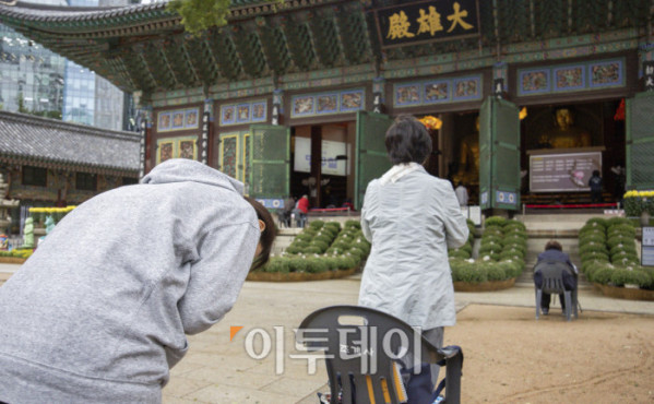 ▲2026학년도 대학수학능력시험을 한 달 앞둔 13일 서울 종로구 조계사에서 학부모들이 기도를 하고 있다. 조현호 기자 hyunho@