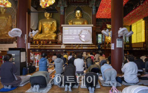 ▲2026학년도 대학수학능력시험을 한 달 앞둔 13일 서울 종로구 조계사에서 학부모들이 기도를 하고 있다. 조현호 기자 hyunho@