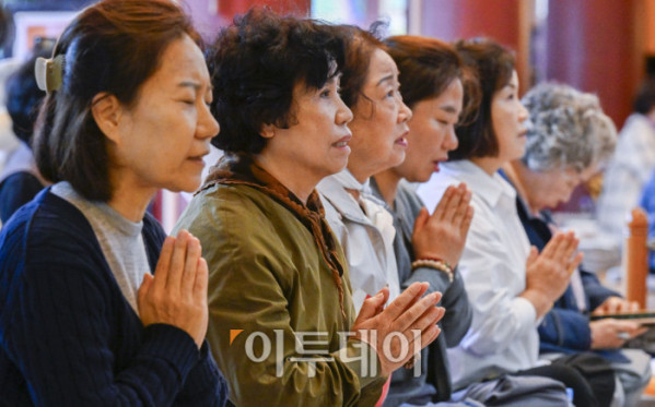 ▲2026학년도 대학수학능력시험을 한 달 앞둔 13일 서울 종로구 조계사에서 학부모들이 기도를 하고 있다. 조현호 기자 hyunho@