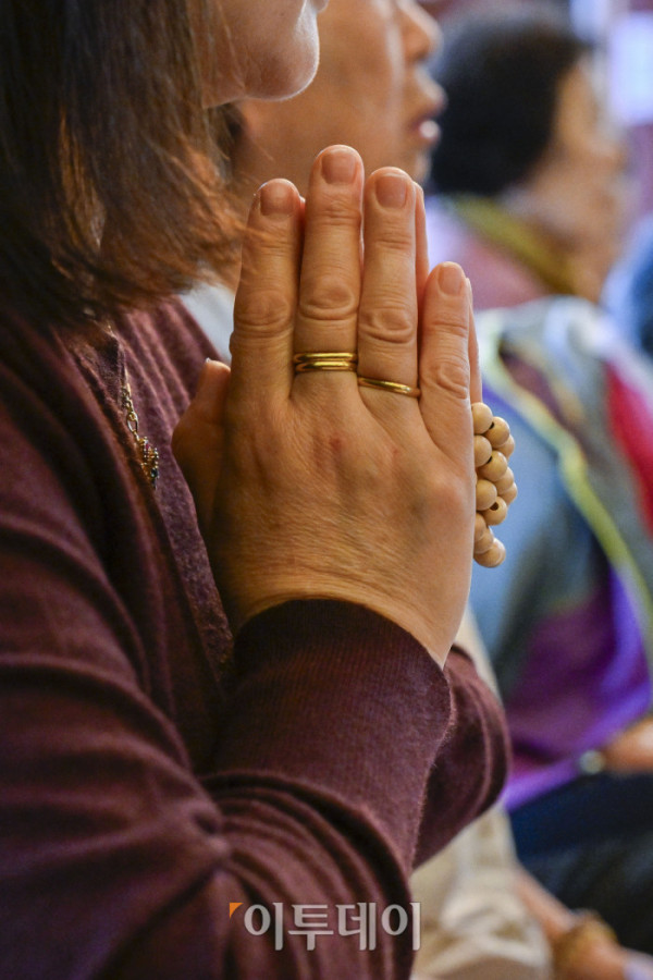 ▲2026학년도 대학수학능력시험을 한 달 앞둔 13일 서울 종로구 조계사에서 학부모들이 기도를 하고 있다. 조현호 기자 hyunho@