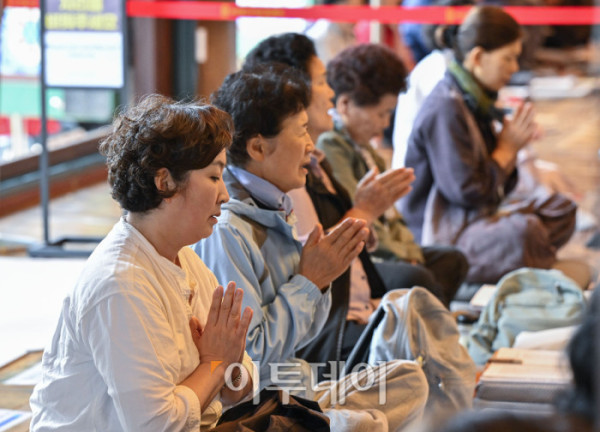 ▲2026학년도 대학수학능력시험을 한 달 앞둔 13일 서울 종로구 조계사에서 학부모들이 기도를 하고 있다. 조현호 기자 hyunho@