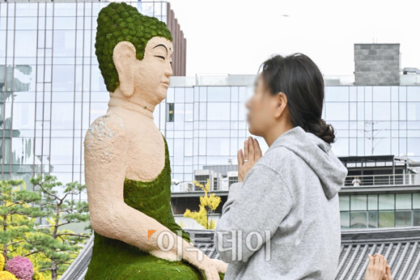 ▲2026학년도 대학수학능력시험을 한 달 앞둔 13일 서울 종로구 조계사에서 학부모들이 기도를 하고 있다. 조현호 기자 hyunho@