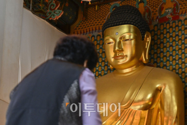 ▲2026학년도 대학수학능력시험을 한 달 앞둔 13일 서울 종로구 조계사에서 학부모들이 기도를 하고 있다. 조현호 기자 hyunho@