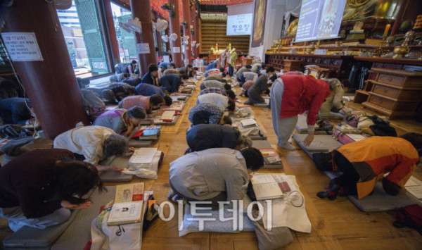 ▲2026학년도 대학수학능력시험을 한 달 앞둔 13일 서울 종로구 조계사에서 학부모들이 기도를 하고 있다. 조현호 기자 hyunho@