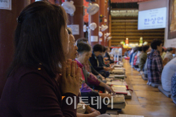 ▲2026학년도 대학수학능력시험을 한 달 앞둔 13일 서울 종로구 조계사에서 학부모들이 기도를 하고 있다. 조현호 기자 hyunho@