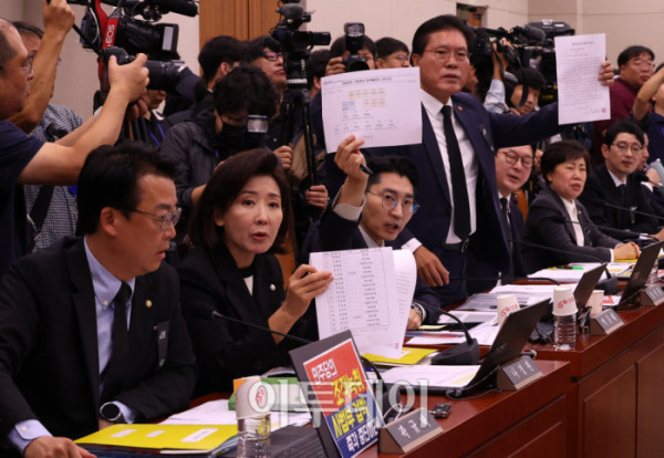 ▲13일 서울 여의도 국회에서 열린 법제사법위원회 국정감사에서 나경원 의원을 비롯한 국민의힘 의원들이 조희대 대법원장을 관례대로 인사말 후 이석시키지 않고 참고인 신분으로 질의응답을 진행하자, 추미애 법사위원장에게 항의하고 있다. 고이란 기자 photoeran@
