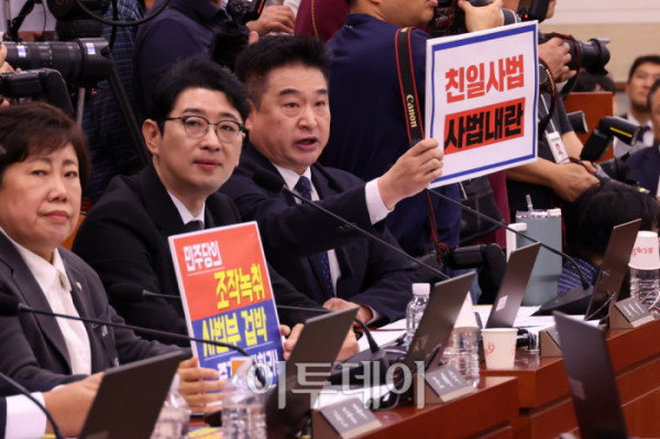 ▲최혁진 무소속 의원이 13일 서울 여의도 국회에서 열린 법제사법위원회 국정감사에서 조희대 대법원장에게 질의를 하고 있다. 이날 추미애 법사위원장은 조 대법원장을 관례대로 인사말 후 이석시키지 않고 참고인 신분으로 질의응답을 진행했다. 고이란 기자 photoeran@