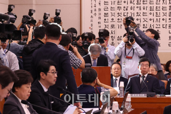 ▲조희대 대법원장이 13일 서울 여의도 국회에서 열린 법제사법위원회 국정감사에서 발언을 마치고 인사하고 있다. 추미애 법사위원장은 조 대법원장을 관례대로 인사말 후 이석시키지 않고 참고인 신분으로 질의응답을 진행했다. 고이란 기자 photoeran@