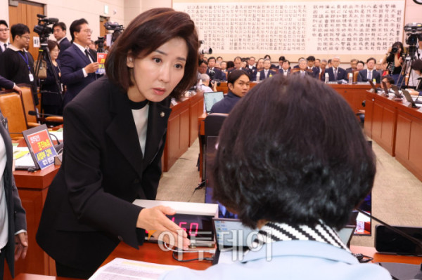 ▲13일 서울 여의도 국회에서 열린 법제사법위원회 국정감사에서 나경원 의원을 비롯한 국민의힘 의원들이 조희대 대법원장을 관례대로 인사말 후 이석시키지 않고 참고인 신분으로 질의응답을 진행하자, 추미애 법사위원장에게 항의하고 있다. 고이란 기자 photoeran@