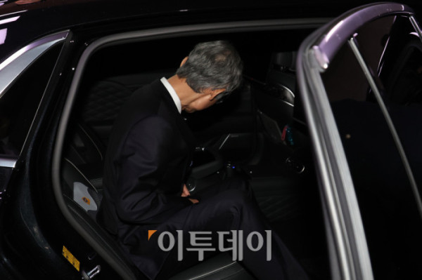 ▲조희대 대법원장이 13일 서울 여의도 국회에서 열린 법제사법위원회 국정감사에서 퇴장해 국회를 떠나고 있다. 추미애 법사위원장은 조 대법원장을 관례대로 인사말 후 이석시키지 않고 참고인 신분으로 질의응답을 진행했다. 고이란 기자 photoeran@