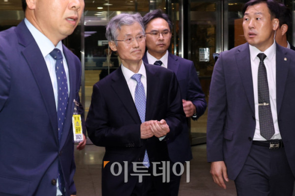 ▲조희대 대법원장이 13일 서울 여의도 국회에서 열린 법제사법위원회 국정감사에서 퇴장해 국회를 떠나고 있다. 추미애 법사위원장은 조 대법원장을 관례대로 인사말 후 이석시키지 않고 참고인 신분으로 질의응답을 진행했다. 고이란 기자 photoeran@