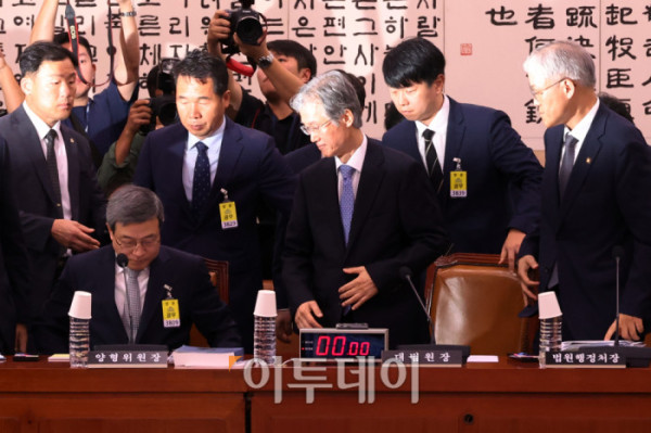 ▲조희대 대법원장이 13일 서울 여의도 국회 법제사법위원회에서 열린 국정감사에서 퇴장하고 있다. 이날 조 대법원장은 관례대로 인사말 후 이석하지 않고 의원 질의를 들은 후 국민의힘 반발로 회의가 중단되자 회의장을 떠났다. 고이란 기자 photoeran@