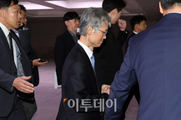 ▲조희대 대법원장이 13일 서울 여의도 국회에서 열린 법제사법위원회 국정감사에서 퇴장해 국회를 떠나고 있다. 추미애 법사위원장은 조 대법원장을 관례대로 인사말 후 이석시키지 않고 참고인 신분으로 질의응답을 진행했다. 고이란 기자 photoeran@