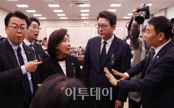 ▲13일 서울 여의도 국회에서 열린 법제사법위원회 국정감사에서 나경원 의원을 비롯한 국민의힘 의원들이 조희대 대법원장을 관례대로 인사말 후 이석시키지 않고 참고인 신분으로 질의응답을 진행하자, 추미애 법사위원장에게 항의하고 있다. 오른쪽은 법사위 여당 간사인 김용민 더불어민주당 의원. 고이란 기자 photoeran@