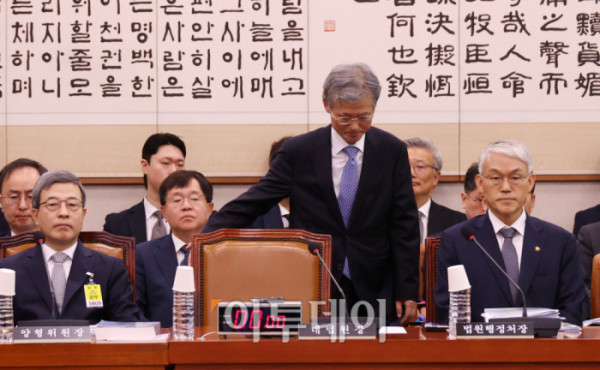 ▲조희대 대법원장이 13일 서울 여의도 국회에서 열린 법제사법위원회 국정감사에 참석하고 있다. 추미애 법사위원장은 조 대법원장을 관례대로 인사말 후 이석시키지 않고 참고인 신분으로 질의응답을 진행했다. 고이란 기자 photoeran@