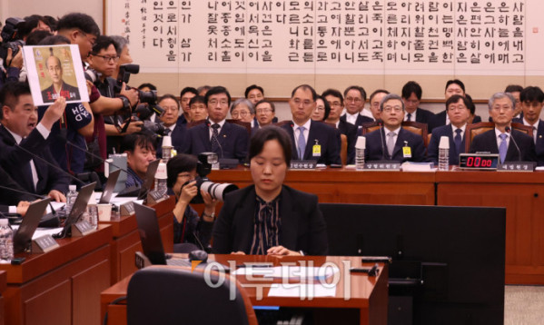 ▲조희대(오른쪽) 대법원장이 13일 서울 여의도 국회에서 열린 법제사법위원회 국정감사에서 최혁진 무소속 의원의 질의를 듣고 있다. 이날 추미애 법사위원장은 조 대법원장을 관례대로 인사말 후 이석시키지 않고 참고인 신분으로 질의응답을 진행했다. 고이란 기자 photoeran@