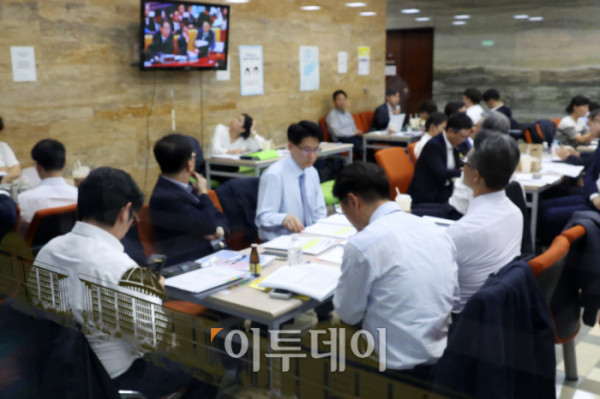 ▲이재명 정부 국정감사 첫날인 13일 서울 여의도 국회에서 상임위 별 피감기관 관계자들이 분주하게 국감 준비를 하고 있다. 고이란 기자 photoeran@