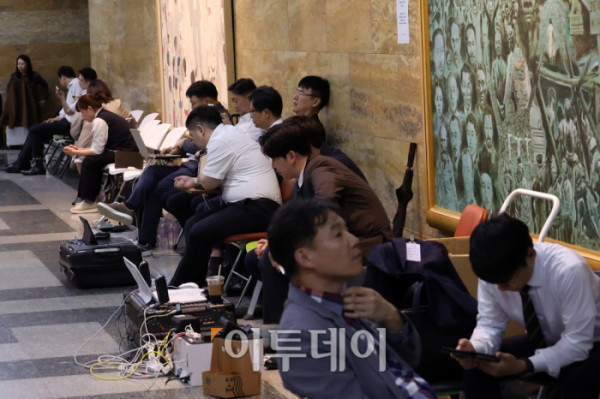 ▲이재명 정부 국정감사 첫날인 13일 서울 여의도 국회에서 상임위 별 피감기관 관계자들이 분주하게 국감 준비를 하고 있다. 고이란 기자 photoeran@