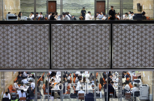 ▲이재명 정부 국정감사 첫날인 13일 서울 여의도 국회에서 상임위 별 피감기관 관계자들이 분주하게 국감 준비를 하고 있다. 고이란 기자 photoeran@