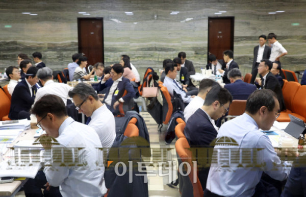▲이재명 정부 국정감사 첫날인 13일 서울 여의도 국회에서 상임위 별 피감기관 관계자들이 분주하게 국감 준비를 하고 있다. 고이란 기자 photoeran@