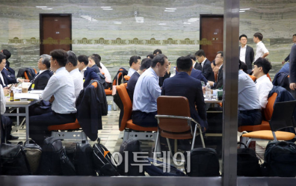 ▲이재명 정부 국정감사 첫날인 13일 서울 여의도 국회에서 상임위 별 피감기관 관계자들이 분주하게 국감 준비를 하고 있다. 고이란 기자 photoeran@