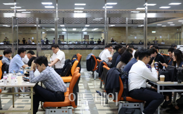 ▲이재명 정부 국정감사 첫날인 13일 서울 여의도 국회에서 상임위 별 피감기관 관계자들이 분주하게 국감 준비를 하고 있다. 고이란 기자 photoeran@