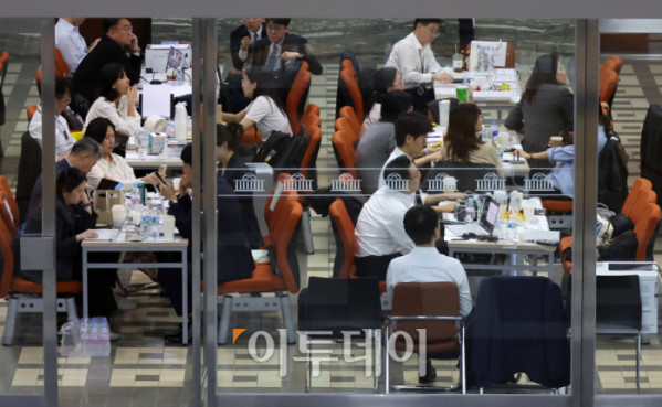 ▲이재명 정부 국정감사 첫날인 13일 서울 여의도 국회에서 상임위 별 피감기관 관계자들이 분주하게 국감 준비를 하고 있다. 고이란 기자 photoeran@