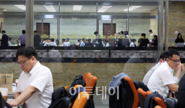 ▲이재명 정부 국정감사 첫날인 13일 서울 여의도 국회에서 상임위 별 피감기관 관계자들이 분주하게 국감 준비를 하고 있다. 고이란 기자 photoeran@