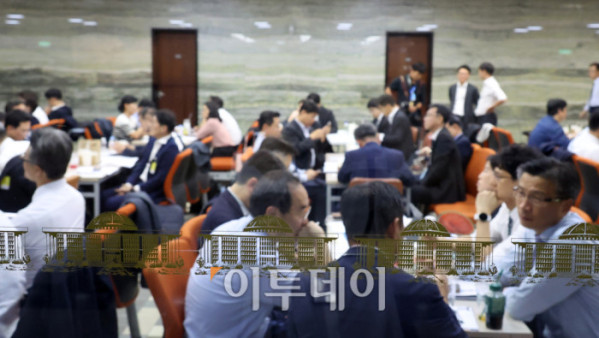 ▲이재명 정부 국정감사 첫날인 13일 서울 여의도 국회에서 상임위 별 피감기관 관계자들이 분주하게 국감 준비를 하고 있다. 고이란 기자 photoeran@