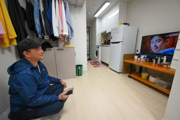 ▲14일 서울 중구 해든센터 내 ‘공공임대주택 해든집’에서 입주민 김옥채(64)씨가 TV를 시청하고 있다. ‘해든집’은 ‘해가 드는 집, 희망이 스며드는 집’이라는 뜻으로 ‘남대문 쪽방촌(양동구역 제11·12지구)’ 주민들을 위해 새롭게 지어진 보금자리다. 해든집은 지난달 초부터 입주를 시작해 현재까지 142세대가 둥지를 틀었다. 신태현 기자 holjjak@