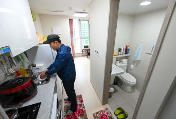▲14일 서울 중구 해든센터 내 ‘공공임대주택 해든집’에서 입주민 김옥채(64)씨가 설거지를 하고 있다. ‘해든집’은 ‘해가 드는 집, 희망이 스며드는 집’이라는 뜻으로 ‘남대문 쪽방촌(양동구역 제11·12지구)’ 주민들을 위해 새롭게 지어진 보금자리다. 해든집은 지난달 초부터 입주를 시작해 현재까지 142세대가 둥지를 틀었다. 신태현 기자 holjjak@