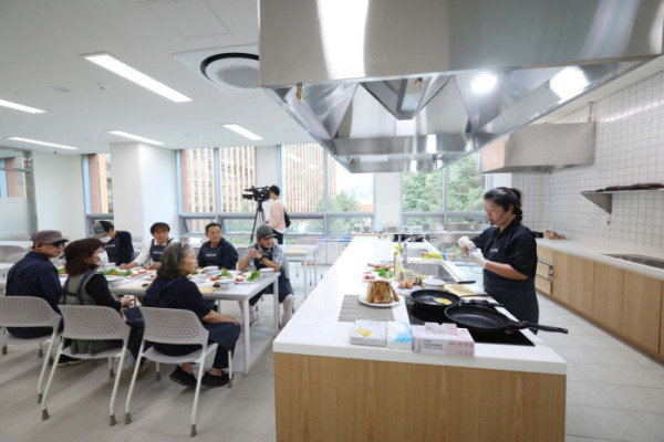 ▲14일 서울 중구 해든센터 ‘공공임대주택 해든집’ 입주민들이 시설 내 공유주방에서 요리강좌를 수강하고 있다. ‘해든집’은 ‘해가 드는 집, 희망이 스며드는 집’이라는 뜻으로 ‘남대문 쪽방촌(양동구역 제11·12지구)’ 주민들을 위해 새롭게 지어진 보금자리다. 해든집은 지난달 초부터 입주를 시작해 현재까지 142세대가 둥지를 틀었다. 신태현 기자 holjjak@