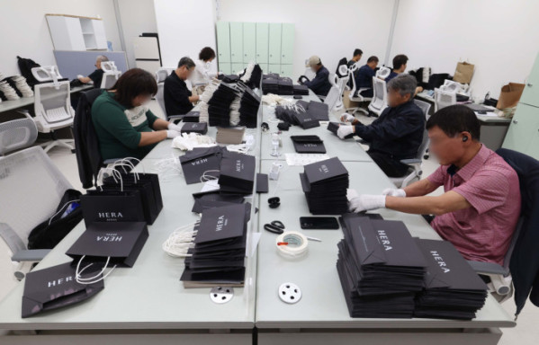 ▲14일 서울 중구 해든센터 ‘공공임대주택 해든집’ 입주민들이 시설 내 지역자활센터 공동작업장에서 근로활동을 하고 있다. ‘해든집’은 ‘해가 드는 집, 희망이 스며드는 집’이라는 뜻으로 ‘남대문 쪽방촌(양동구역 제11·12지구)’ 주민들을 위해 새롭게 지어진 보금자리다. 해든집은 지난달 초부터 입주를 시작해 현재까지 142세대가 둥지를 틀었다. 신태현 기자 holjjak@