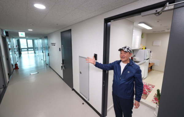 ▲14일 서울 중구 해든센터 ‘공공임대주택 해든집’ 입주민 김옥채(64)씨가 자택을 소개하고 있다. ‘해든집’은 ‘해가 드는 집, 희망이 스며드는 집’이라는 뜻으로 ‘남대문 쪽방촌(양동구역 제11·12지구)’ 주민들을 위해 새롭게 지어진 보금자리다. 해든집은 지난달 초부터 입주를 시작해 현재까지 142세대가 둥지를 틀었다. 신태현 기자 holjjak@