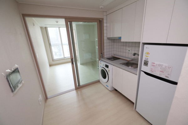 ▲14일 서울 중구 해든센터 ‘공공임대주택 해든집’ 주거공간이 입주민을 기다리고 있다. ‘해든집’은 ‘해가 드는 집, 희망이 스며드는 집’이라는 뜻으로 ‘남대문 쪽방촌(양동구역 제11·12지구)’ 주민들을 위해 새롭게 지어진 보금자리다. 해든집은 지난달 초부터 입주를 시작해 현재까지 142세대가 둥지를 틀었다. 신태현 기자 holjjak@