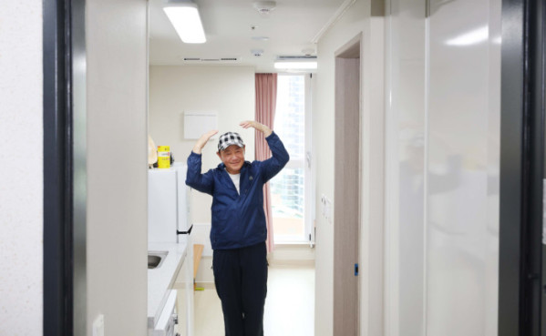 ▲14일 서울 중구 해든센터 ‘공공임대주택 해든집’ 입주민 김옥채(64)씨가 자택을 소개하고 있다. ‘해든집’은 ‘해가 드는 집, 희망이 스며드는 집’이라는 뜻으로 ‘남대문 쪽방촌(양동구역 제11·12지구)’ 주민들을 위해 새롭게 지어진 보금자리다. 해든집은 지난달 초부터 입주를 시작해 현재까지 142세대가 둥지를 틀었다. 신태현 기자 holjjak@