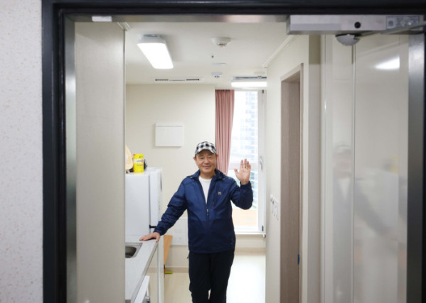 ▲14일 서울 중구 해든센터 ‘공공임대주택 해든집’ 입주민 김옥채(64)씨가 자택을 소개하고 있다. ‘해든집’은 ‘해가 드는 집, 희망이 스며드는 집’이라는 뜻으로 ‘남대문 쪽방촌(양동구역 제11·12지구)’ 주민들을 위해 새롭게 지어진 보금자리다. 해든집은 지난달 초부터 입주를 시작해 현재까지 142세대가 둥지를 틀었다. 신태현 기자 holjjak@