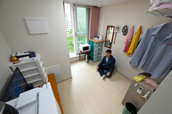 ▲14일 서울 중구 해든센터 내 ‘공공임대주택 해든집’에서 입주민 김옥채(64)씨가 TV를 시청하고 있다. ‘해든집’은 ‘해가 드는 집, 희망이 스며드는 집’이라는 뜻으로 ‘남대문 쪽방촌(양동구역 제11·12지구)’ 주민들을 위해 새롭게 지어진 보금자리다. 해든집은 지난달 초부터 입주를 시작해 현재까지 142세대가 둥지를 틀었다. 신태현 기자 holjjak@