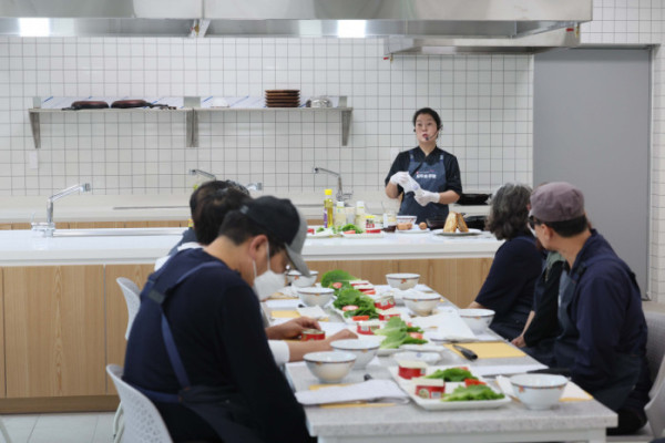 ▲14일 서울 중구 해든센터 ‘공공임대주택 해든집’ 입주민들이 시설 내 공유주방에서 요리강좌를 수강하고 있다. ‘해든집’은 ‘해가 드는 집, 희망이 스며드는 집’이라는 뜻으로 ‘남대문 쪽방촌(양동구역 제11·12지구)’ 주민들을 위해 새롭게 지어진 보금자리다. 해든집은 지난달 초부터 입주를 시작해 현재까지 142세대가 둥지를 틀었다. 신태현 기자 holjjak@