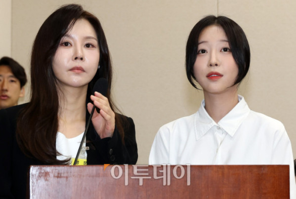 ▲유튜버 쯔양으로 활동 중인 박정원 씨가 14일 서울 여의도 국회에서 열린 과학기술정보방송통신위원회 국정감사에 참석하고 있다. 왼쪽은 법률대리인 김태연 변호사. 고이란 기자 photoeran@