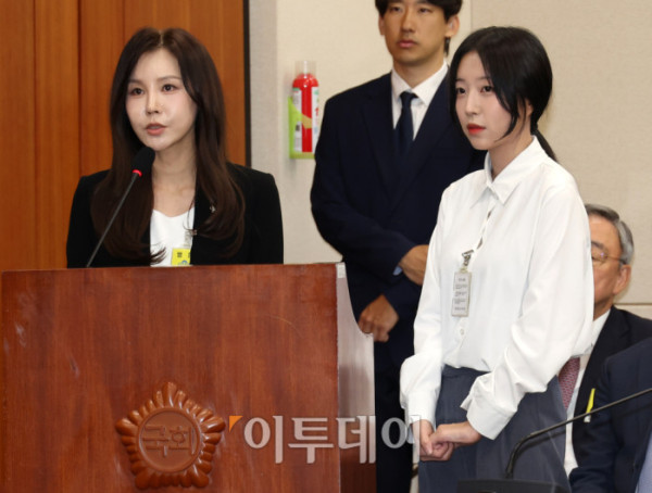 ▲유튜버 쯔양으로 활동 중인 박정원 씨가 14일 서울 여의도 국회에서 열린 과학기술정보방송통신위원회 국정감사에 참석하고 있다. 왼쪽은 법률대리인 김태연 변호사. 고이란 기자 photoeran@