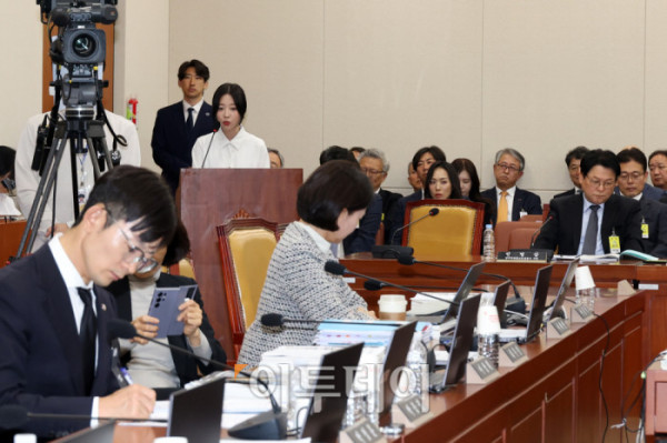 ▲유튜버 쯔양으로 활동 중인 박정원 씨가 14일 서울 여의도 국회에서 열린 과학기술정보방송통신위원회 국정감사에서 의원 질의에 답변하고 있다. 고이란 기자 photoeran@