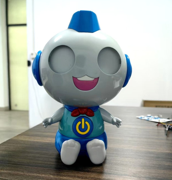 ▲에듀툴킷디자인연구소와 엑스오소프트가 개발중인 시니어케어 AI로봇 시제품.(에듀툴킷디자인연구소)